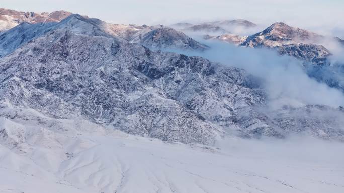 新疆伊犁冬季雪山云雾穿云壮观航拍风景