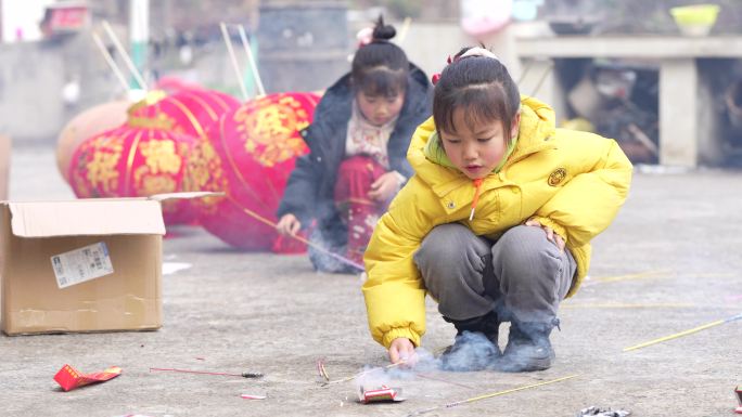 春节春联红灯笼烟花爆竹乡村新年