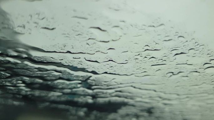 从车内看到雨滴打在车窗上