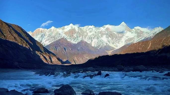 雪山南迦巴瓦主峰河流