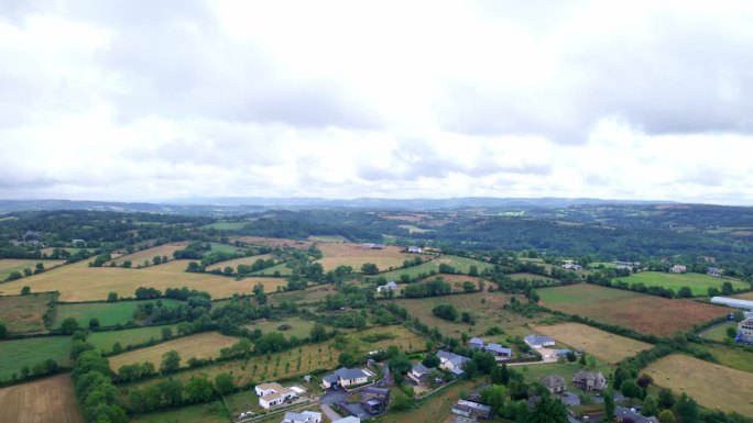 法国阿威龙地区的小农场和无边无际的地平线，鸟瞰图