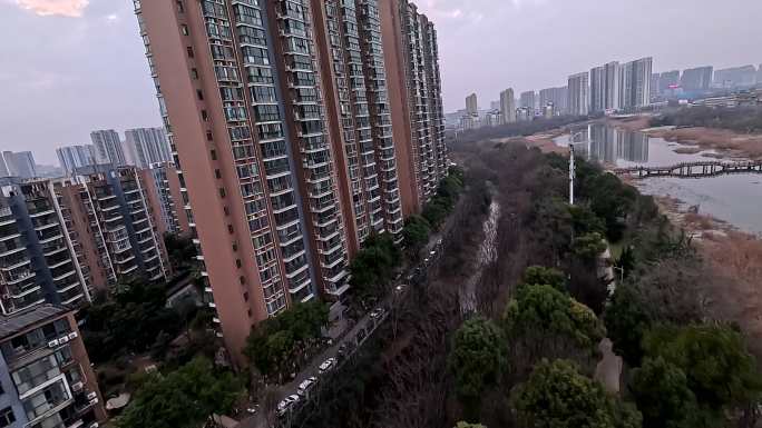 荆州沙市荆襄河湿地公园穿越机航拍城市风景