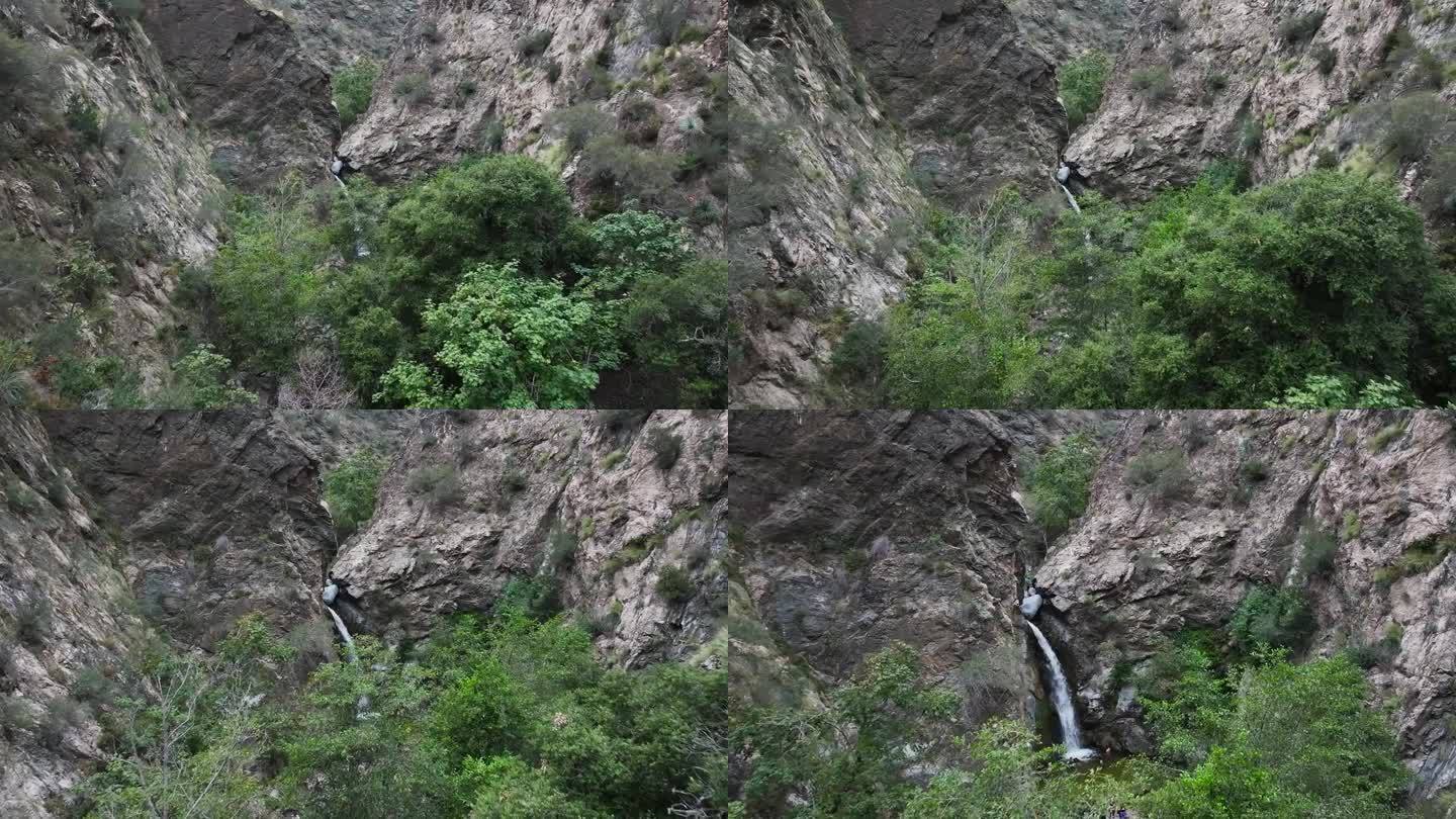 伊顿峡谷瀑布帕萨迪纳加利福尼亚揭示的瀑布和徒步旅行者空中多莉60fps