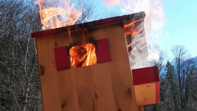 被火焰吞没的木屋模型