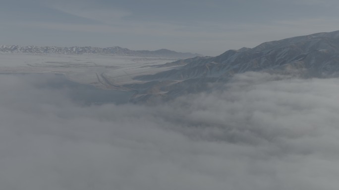 冬季赛里木湖穿云云雾雪山航拍灰片