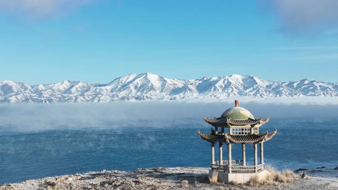 冬季赛里木湖冰推云雾雪山观景塔