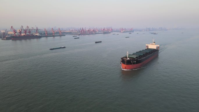 长江码头前沿在航散货船