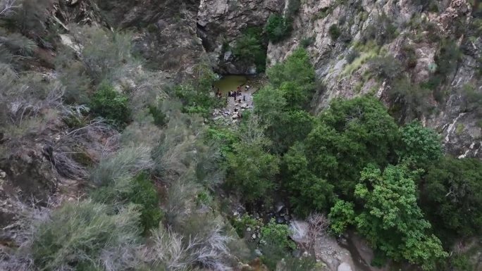 伊顿峡谷瀑布的揭示，在洛杉矶国家森林帕萨迪纳加州一大群人航拍揭示60fps