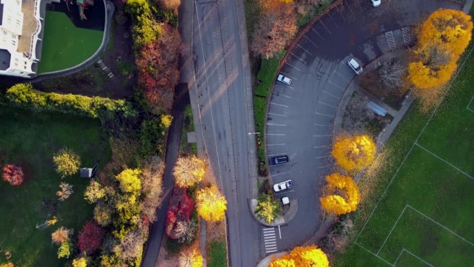 秋季街道交叉口和死胡同自上而下鸟瞰图