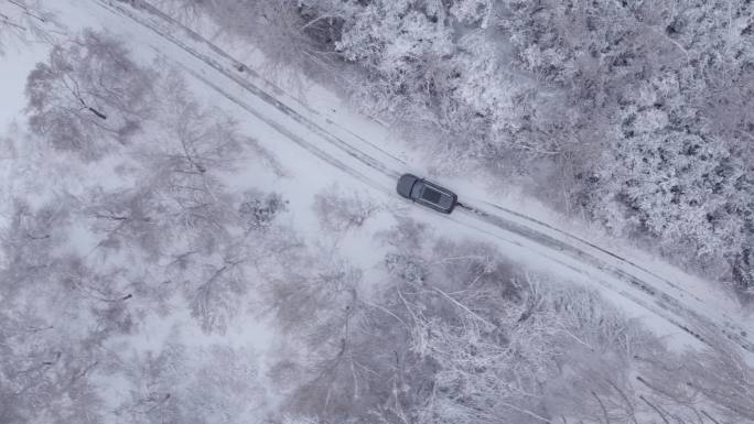 越野车行驶在冰雪路面