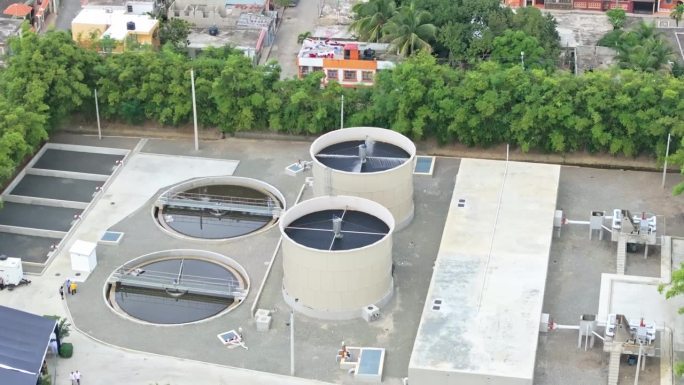 污水处理和净化厂，普拉多斯圣路易斯在多米尼加共和国。无人机航拍图