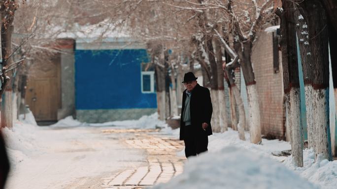 伊宁喀其赞老城区人文景观抽烟的维吾尔老人