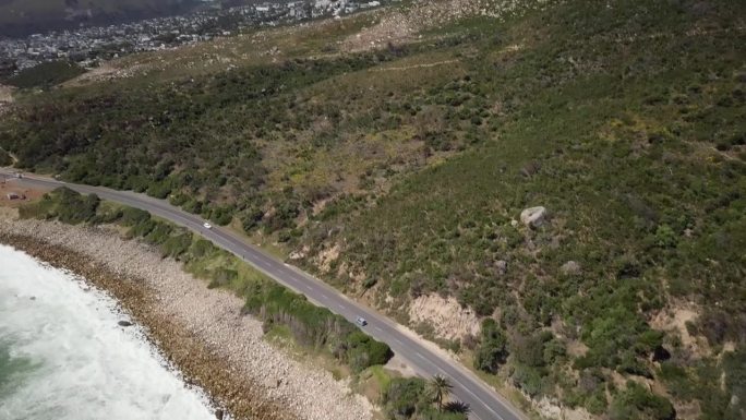 沿着十二使徒山的海岸公路，在开普敦坎普斯湾，南非。无人机航拍