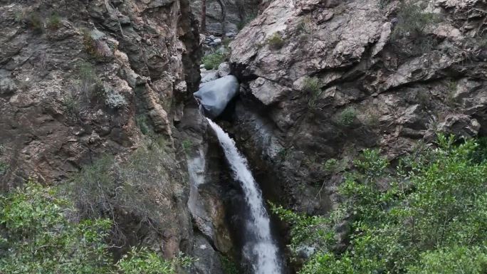 从安吉利斯国家森林伊顿峡谷瀑布的植被揭示航拍长焦提高倾斜60fps