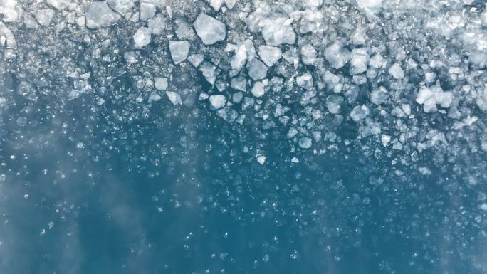 冬季赛里木湖冰推云雾湖面航拍