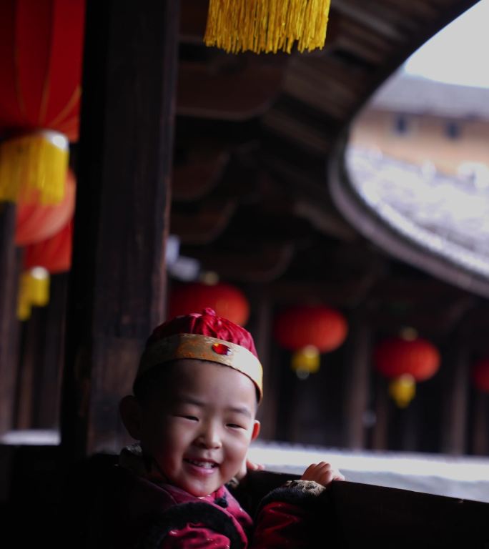 过年 孩子 拜年 红灯笼 福建土楼