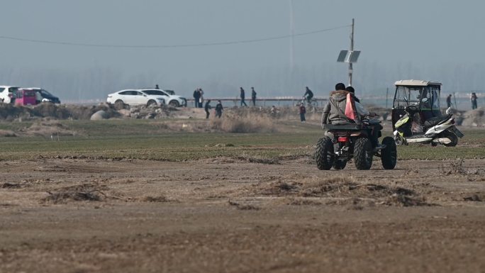 越野摩托车黄河滩驾驶户外运动摩托车