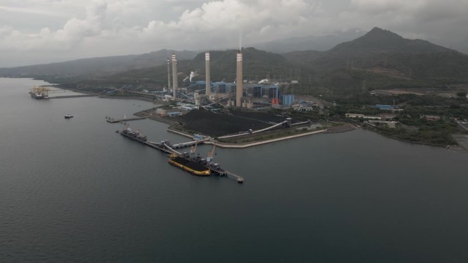 鸟瞰印尼爪哇东部努桑塔拉燃煤电厂