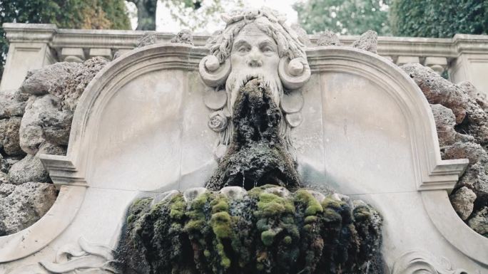 喷泉与雕像，脸和名字在别墅科拉在佛罗伦萨托斯卡纳意大利的前主要入口-缓慢向前的多莉拍摄