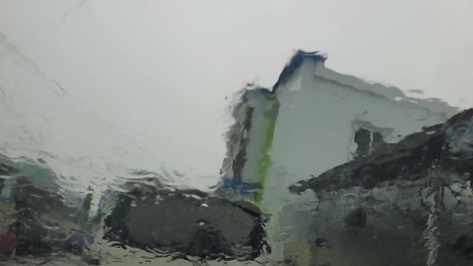 从车内看到雨滴打在车窗上