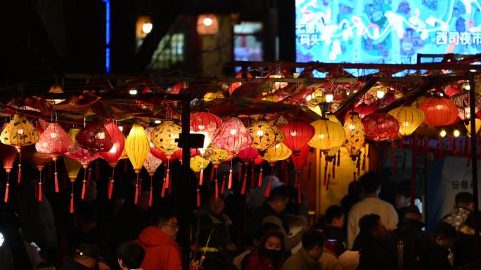 元宵节春节庙会路灯彩灯灯笼行人游玩