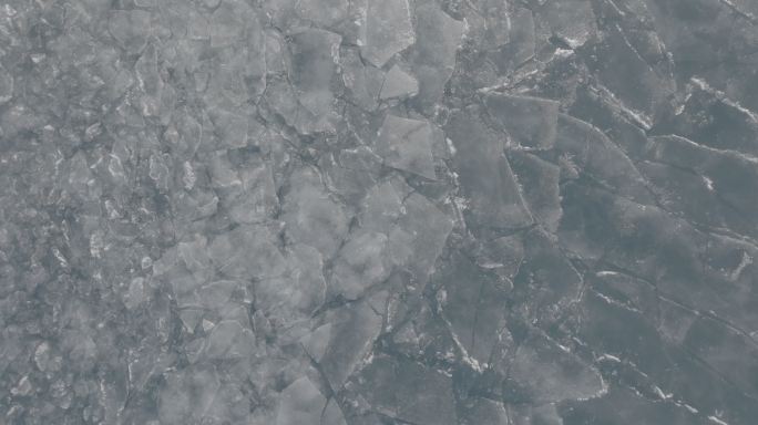 冬季赛里木湖云雾湖面冰推航拍灰片