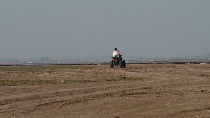 越野摩托车黄河滩驾驶户外运动摩托车
