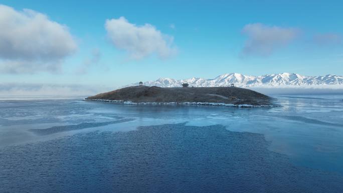冬季赛里木湖冰推云雾雪山