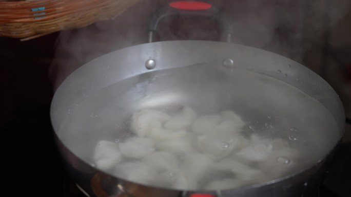 乡村传统美食过年手工汤圆制作