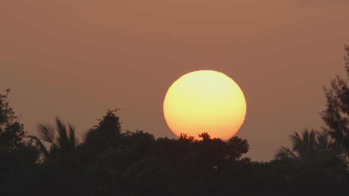 太阳缓慢落山夕阳长焦特写