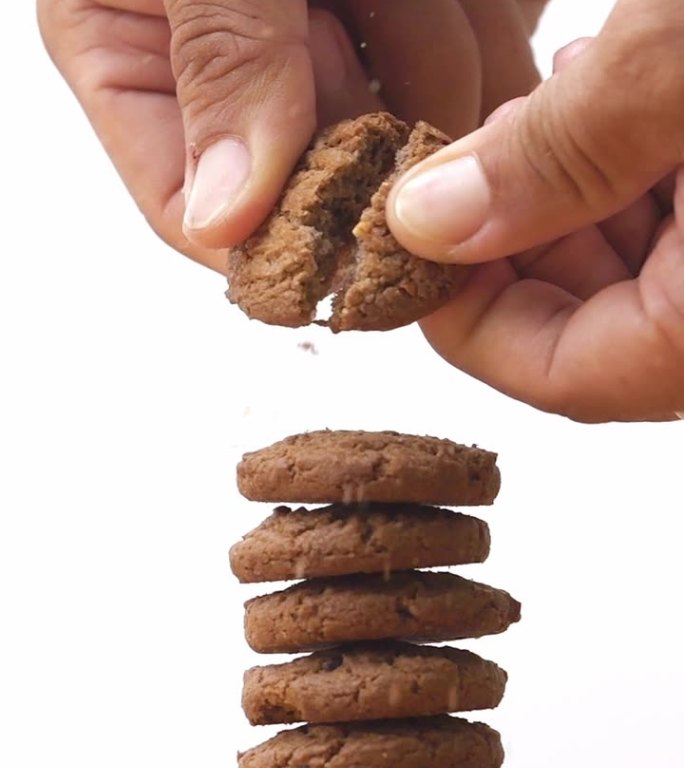 用你的手来制作巧克力饼干。