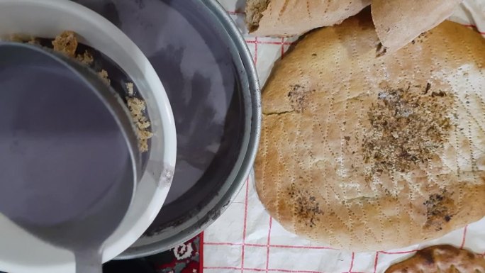 在粘土碗中提供紫色灰色素食流食传统的库拉特喀什克当地食物呼罗珊农村村庄伊朗农村沙漠气候扁面包美味可口