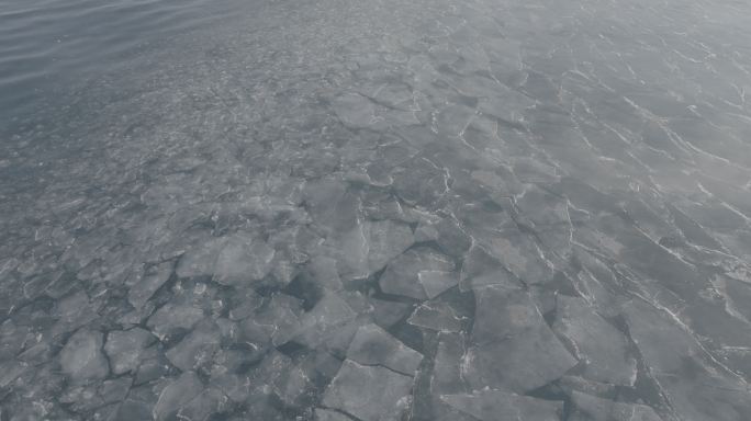 冬季赛里木湖冰推云雾雪山航拍灰片