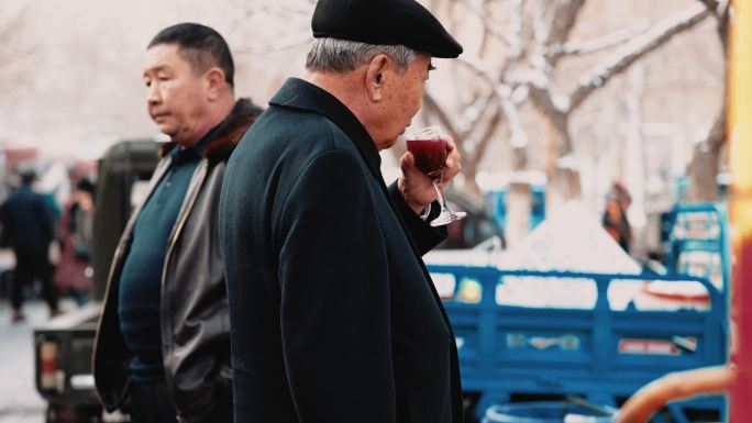 伊宁喀其赞老城区人文景观喝酒的老人
