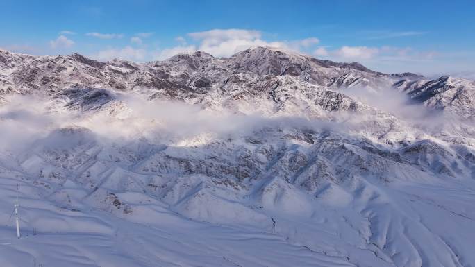 新疆伊犁冬季雪山云雾穿云壮观航拍风景