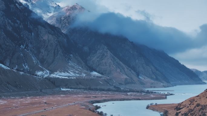 新疆昭苏玉湖冰面雪山峡谷航拍风景
