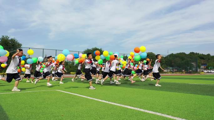 小孩 儿童 学生 气球奔跑 笑脸幸福向上