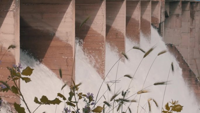 流经大坝闸门的水产生可持续的可再生能源。电力生产。