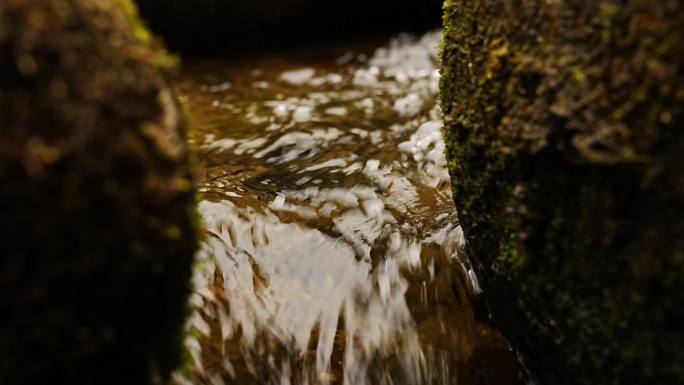 小溪流水潺潺山泉青苔泉水山泉