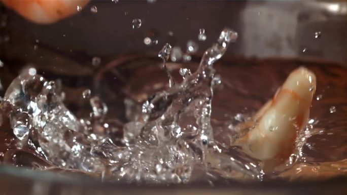 虾溅到水里。用高速摄像机拍摄，每秒1000帧。