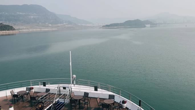 游轮在长江江面航行云阳段长江