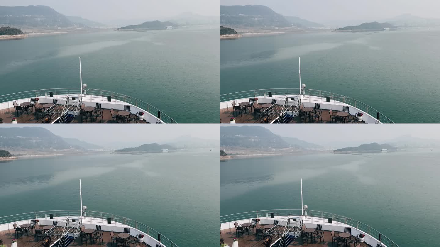 游轮在长江江面航行云阳段长江