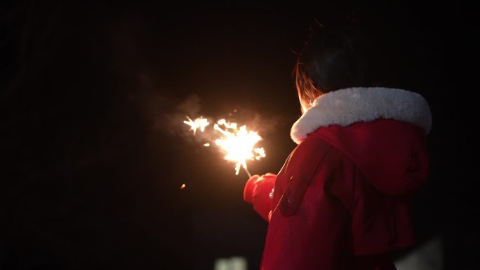 新年春节带孩子放烟花