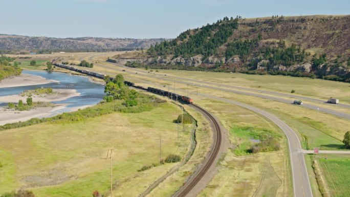 货运列车在黄石河附近的铁路轨道上甜草县，蒙大拿州在秋季空中