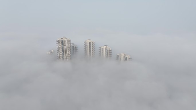 云雾缭绕中的城市天际线