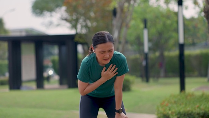 一名亚洲妇女在公园运动时出现胸痛。
