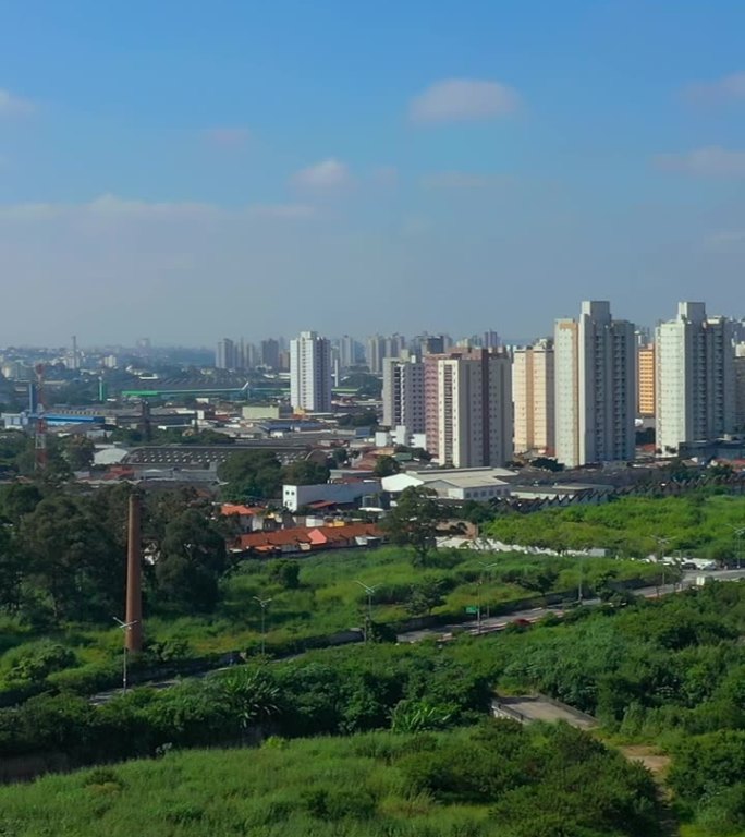 在晴朗的蓝天下，无人机拍摄的现代城市景观