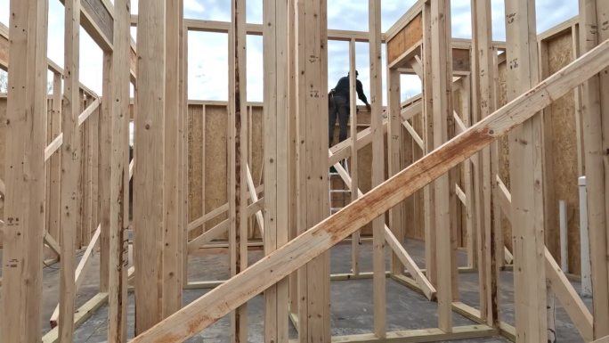 一个正在建设中的新房子的木框架框架梁的例子