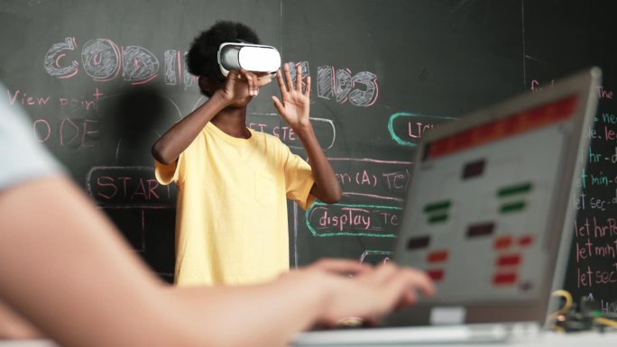 学生使用VR时，女生手编码程序的特写。启迪
