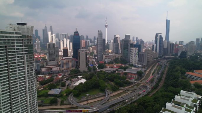 吉隆坡空中天际线和吉林古晋1号高速公路繁忙的交通，白天，马来西亚